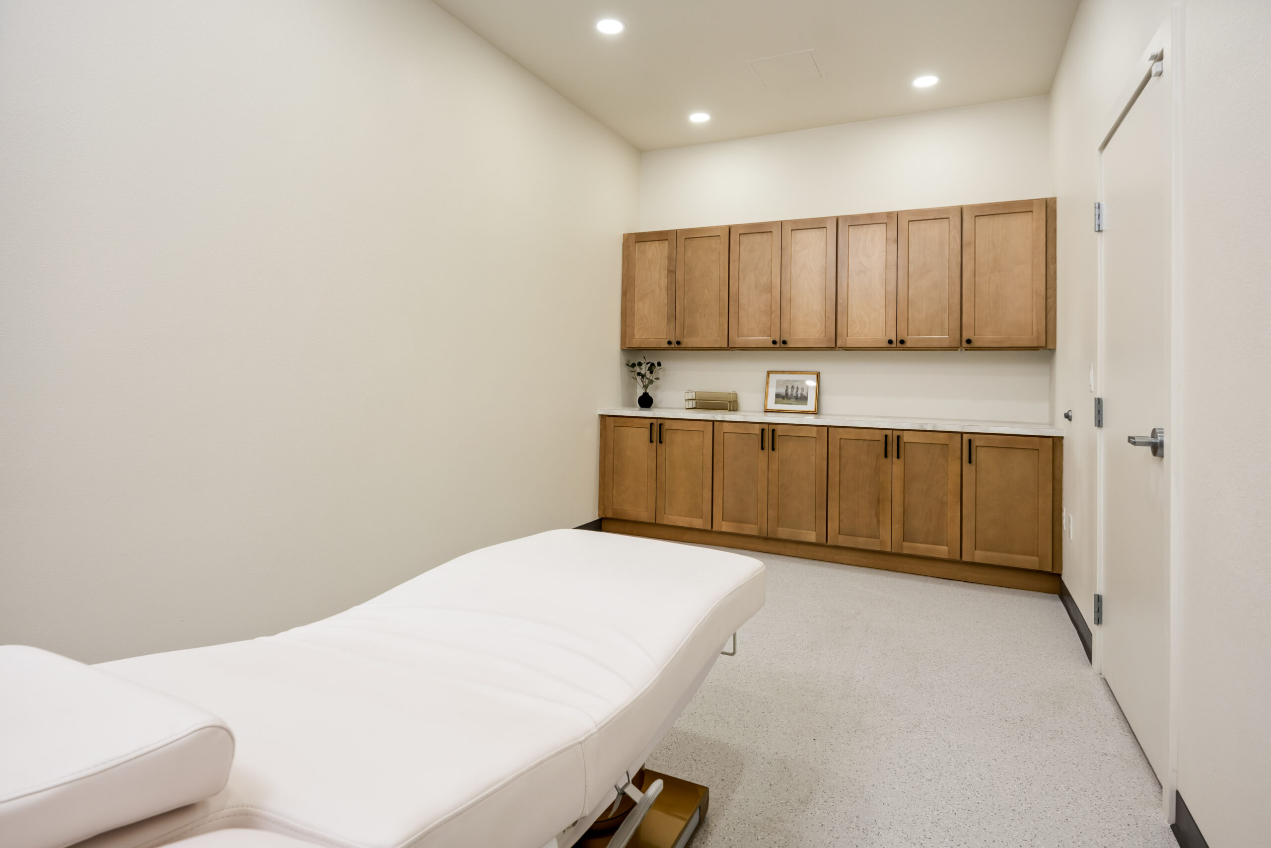 vip_spine_17 Efficiently designed treatment room at VIP Spine with medical-grade flooring and modern lighting.