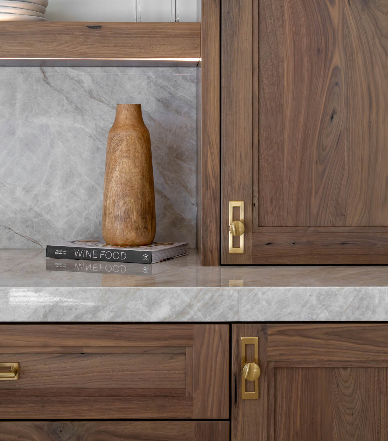 custom-new-build-southern-highlands_kingdomandco Close-up of natural wood cabinetry and marble backsplash in a custom Kingdom & Co Southern Highlands home.